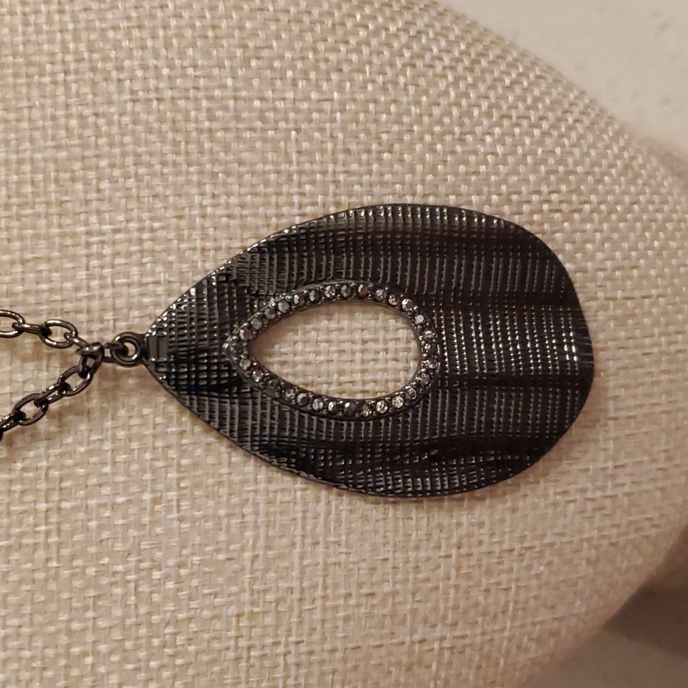 Pendant necklace metallic with small rhinestones